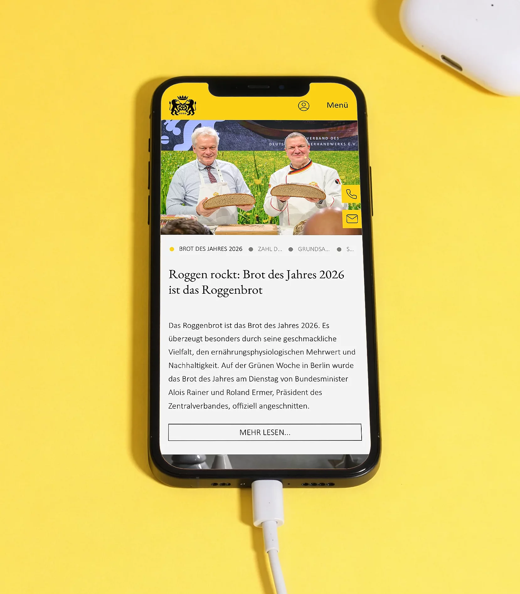 Website des Deutschen Bäckerhandwerks auf einem Smartphone mit einem Beitrag zum Roggenbrot als Brot des Jahres 2026