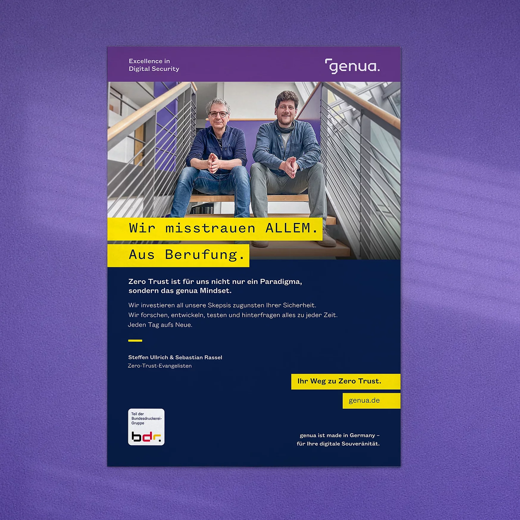 Zero-Trust-Kampagnenposter von genua mit zwei IT-Sicherheitsexperten auf einer Treppe