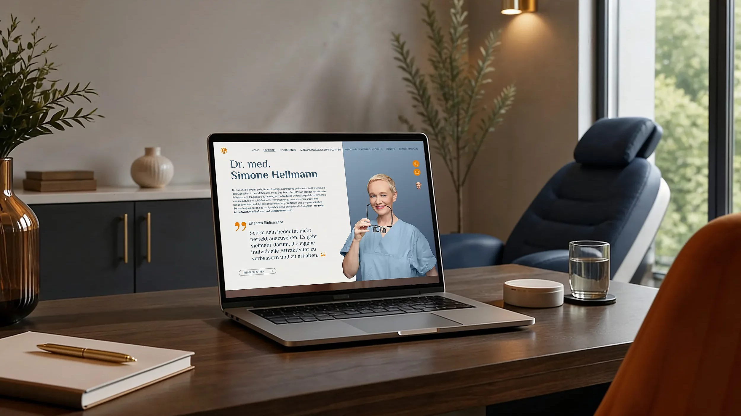 Website von Dr. med. Simone Hellmann auf einem Laptop in einer Arztpraxis