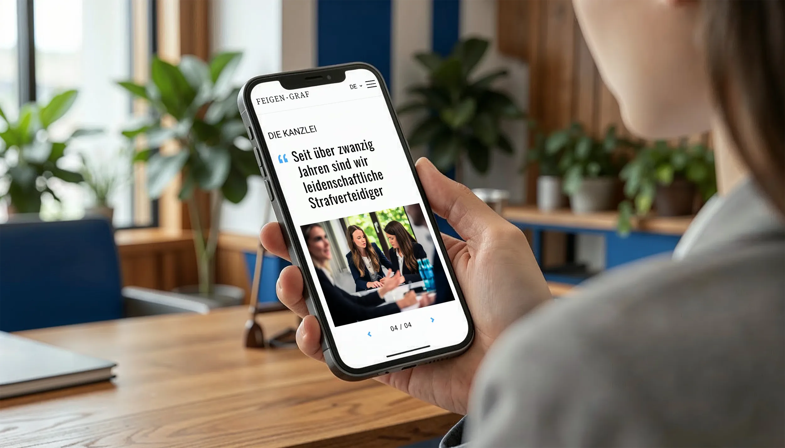 Website der Strafrechtskanzlei Feigen · Graf auf einem Smartphone in einer modernen Büroumgebung