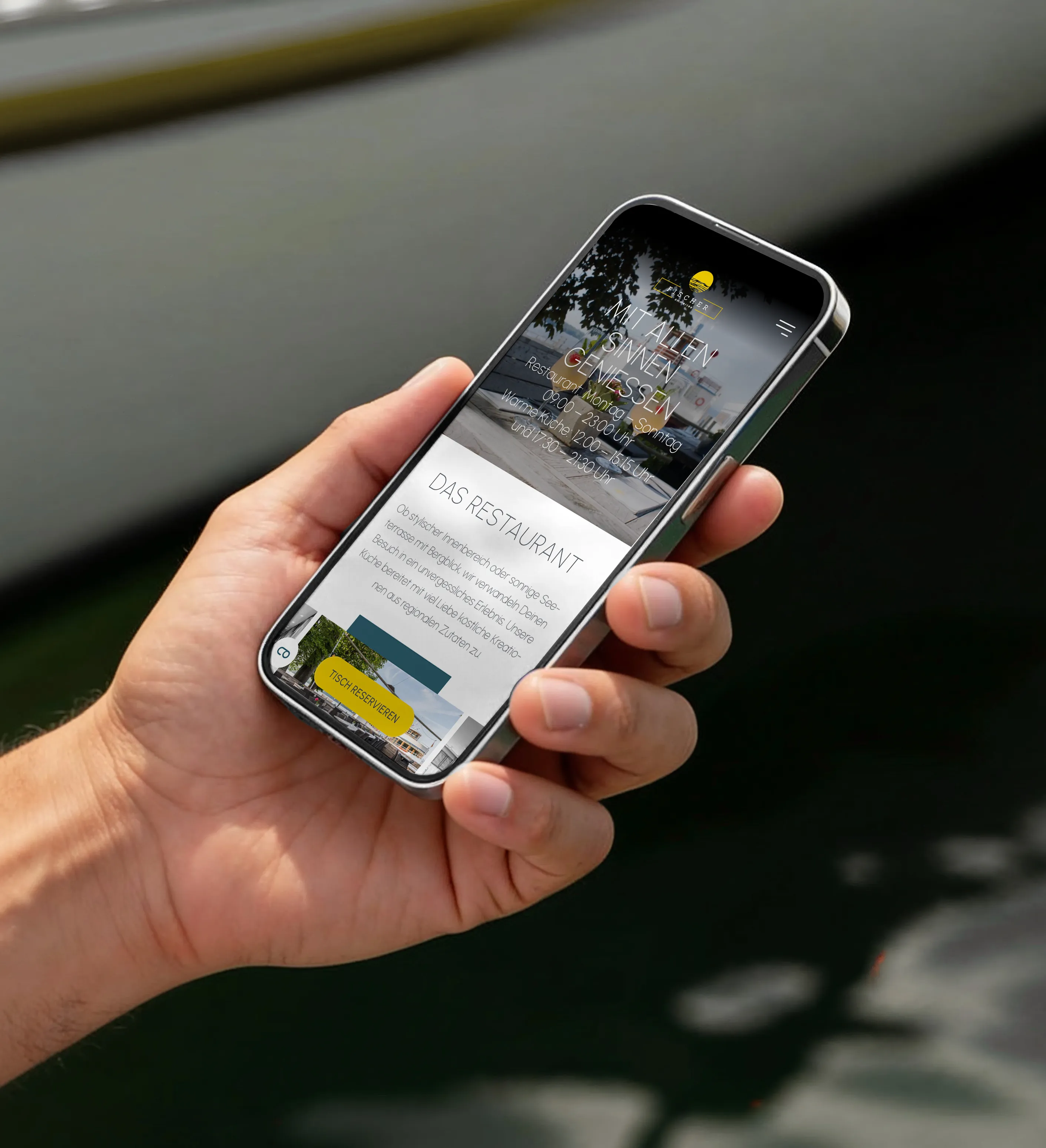 Restaurant-Fischer-Website auf einem Smartphone mit Informationen und Button zur Tischreservierung
