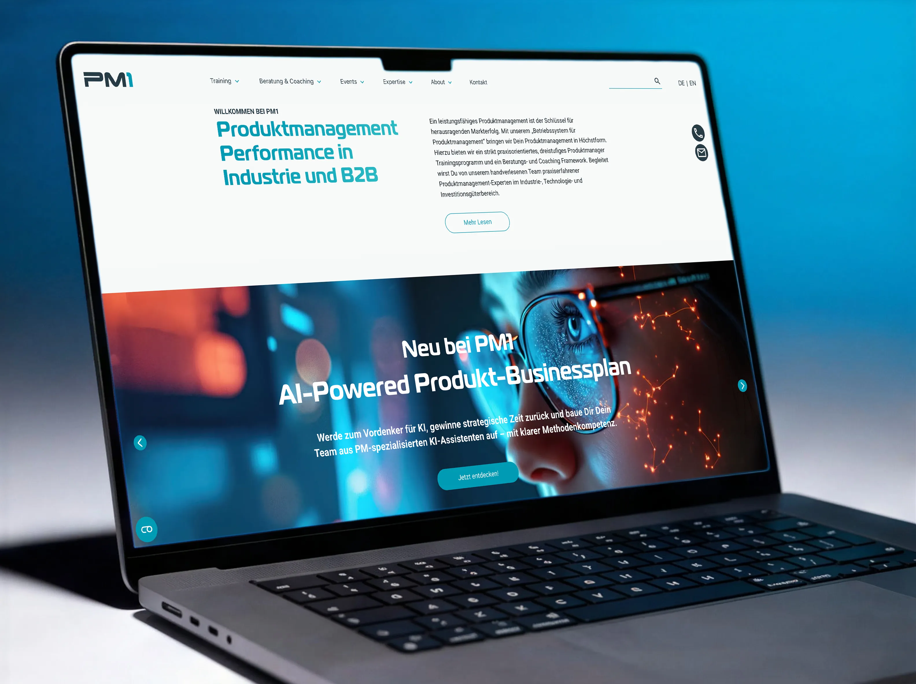 Laptop mit der PM1-Website, Startseite mit Hero-Bereich und KI-Slider