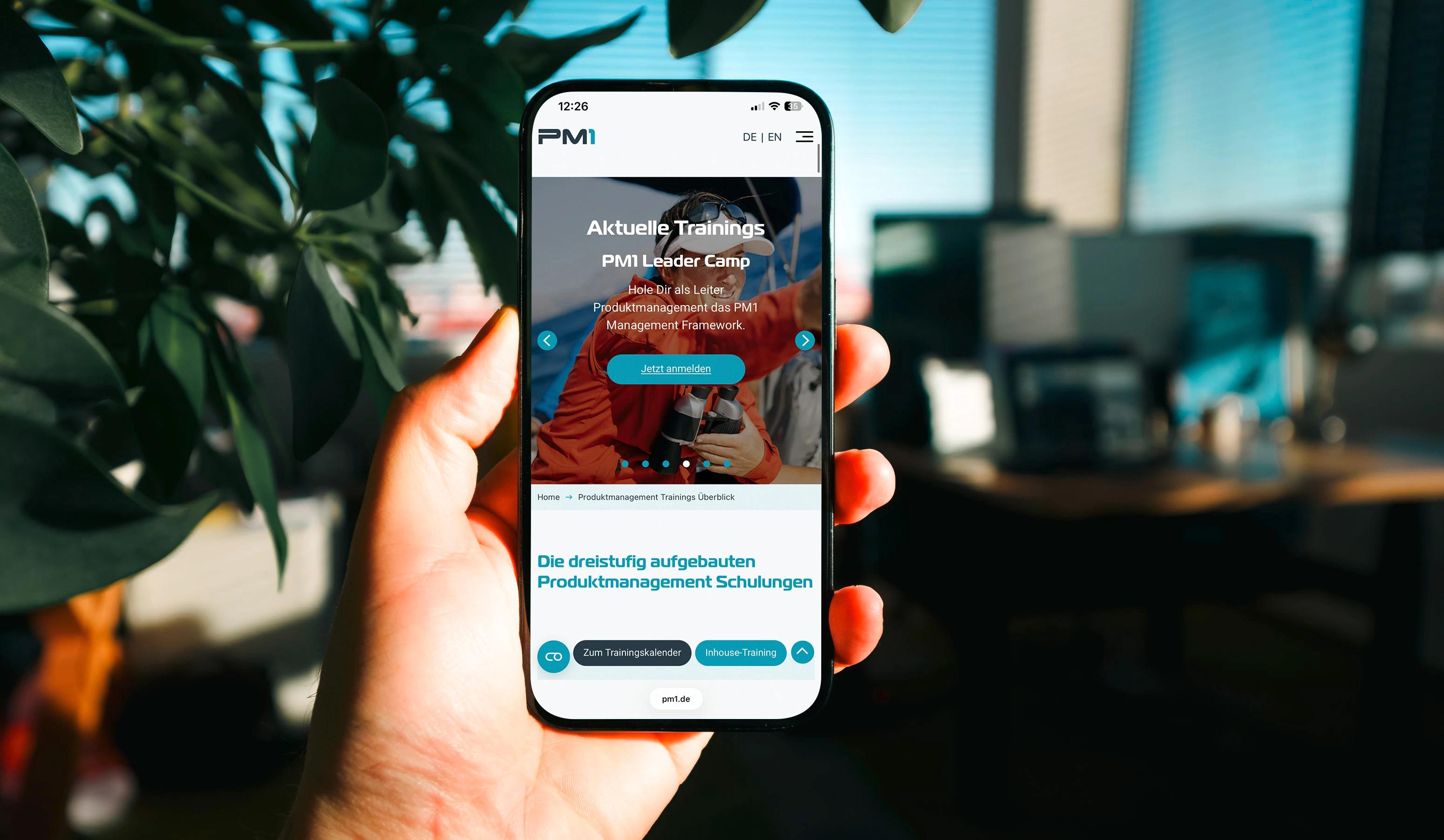 PM1-Website mit Produktmanagement-Trainings auf einem Smartphone