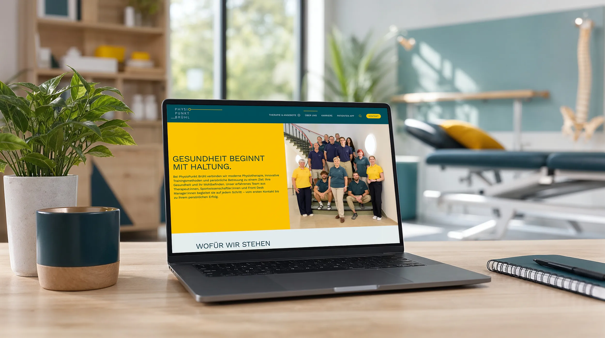 Website von PhysioPunkt Brühl auf einem Laptop in einer Physiotherapiepraxis