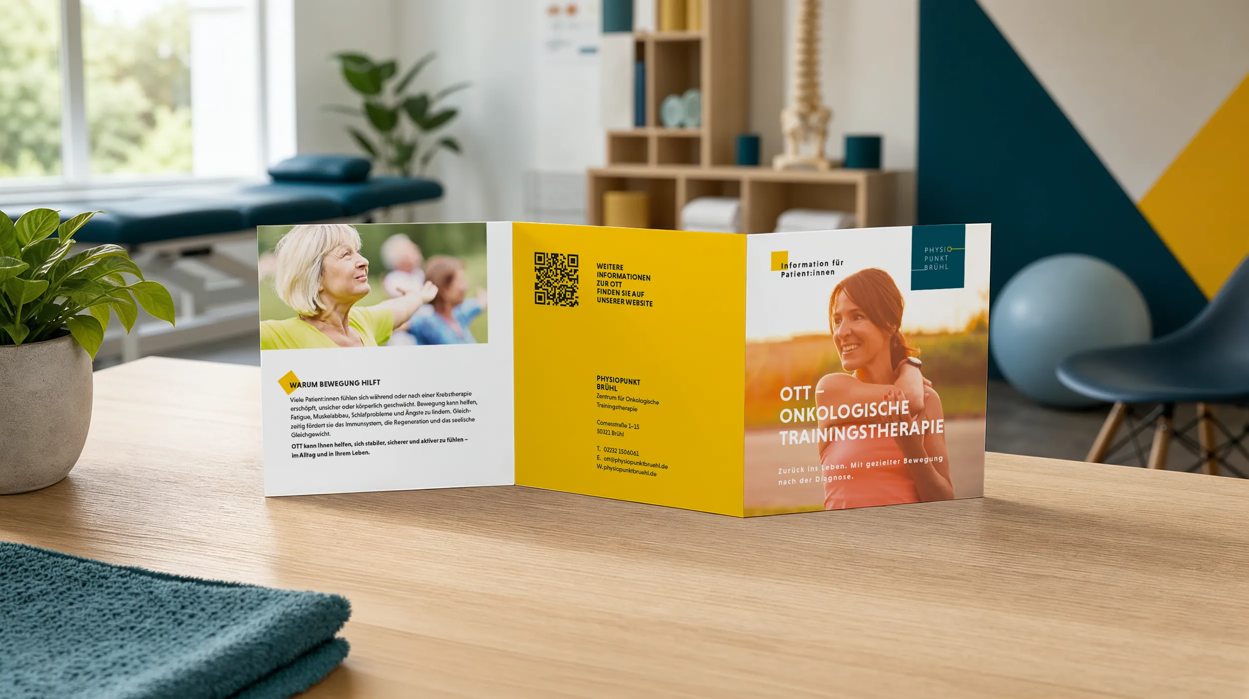 Aufgeklapptes Faltblatt von PhysioPunkt Brühl zur onkologischen Trainingstherapie in einer Physiotherapiepraxis